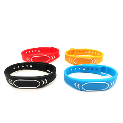 Adaptez le bracelet aux besoins du client de silicone de NFC pour des campus/parcs d'attractions
