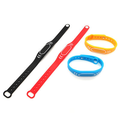 Adaptez le bracelet aux besoins du client de silicone de NFC pour des campus/parcs d'attractions