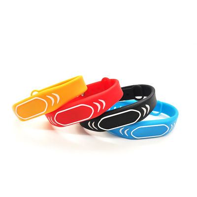 Adaptez le bracelet aux besoins du client de silicone de NFC pour des campus/parcs d'attractions