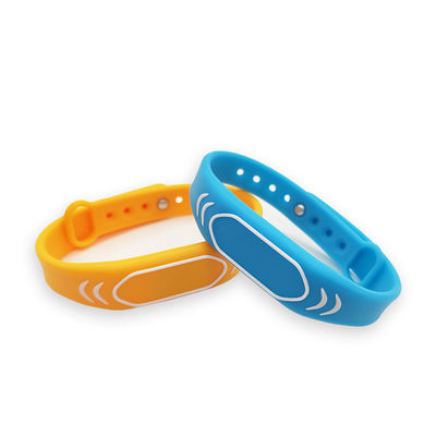 Adaptez le bracelet aux besoins du client de silicone de NFC pour des campus/parcs d'attractions